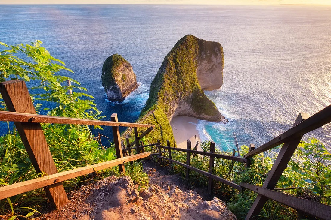 pemandangan nusa penida di sore hari dari atas jalan perbukitan