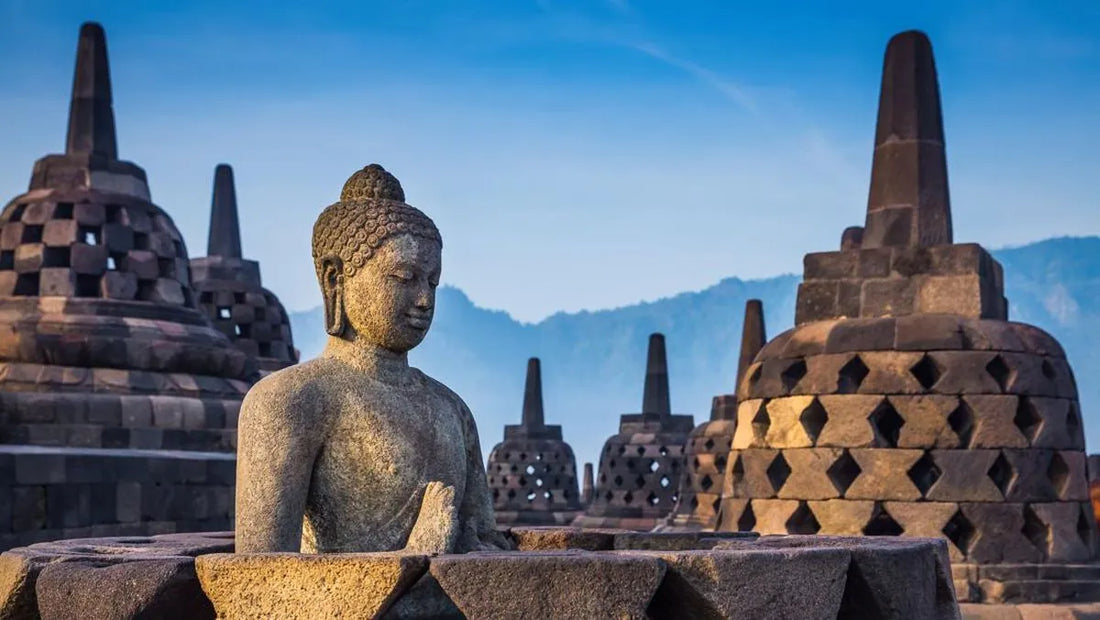 pemandangan candi borobudur dan patung budha di dalamnya - image source: https://awsimages.detik.net.id/community/media/visual/2022/06/06/tiket-borobudur-750-ribu-simak-penjelasannya-di-sini_169.jpeg?w=1200