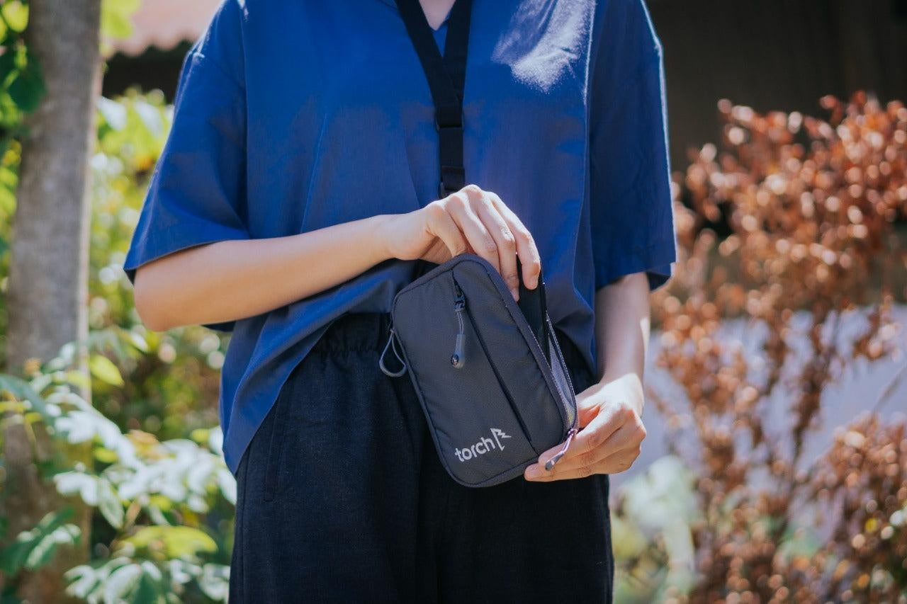 Review Ama, Neck Wallet Torch yang Stylist dan Keren! – TORCH
