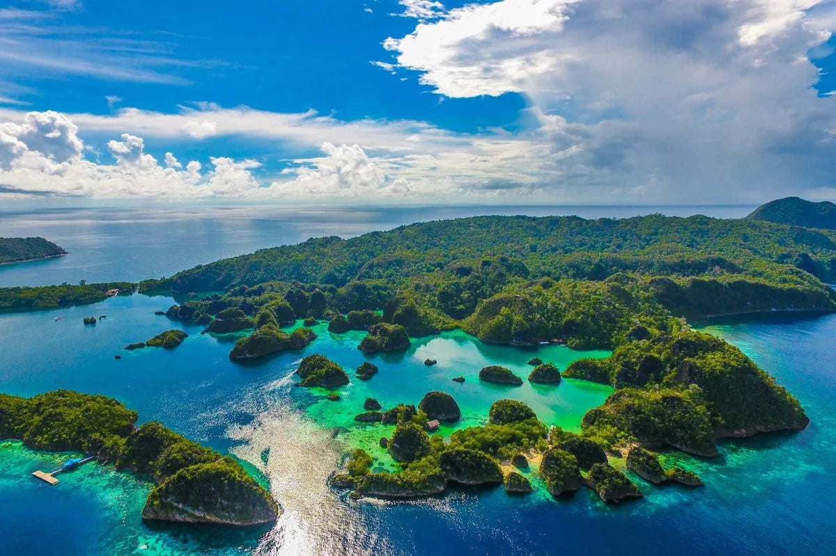 pemandangan perairan dari salah satu destinasi wisata di indonesia - image source: https://suaradewan.com/wp-content/uploads/2021/09/indonesia.jpg