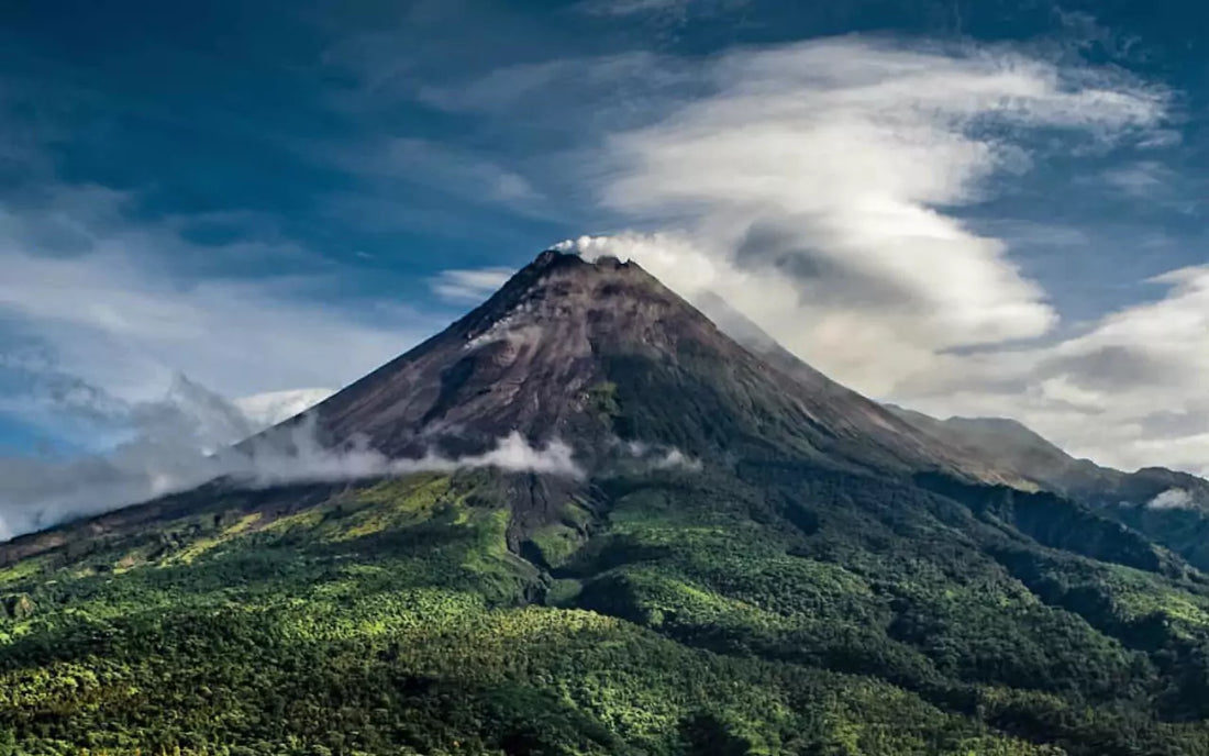 megahnya pemandangan gunung merapi - image source: https://www.wowkeren.com/display/images/photo/2022/02/02/00409248.jpg