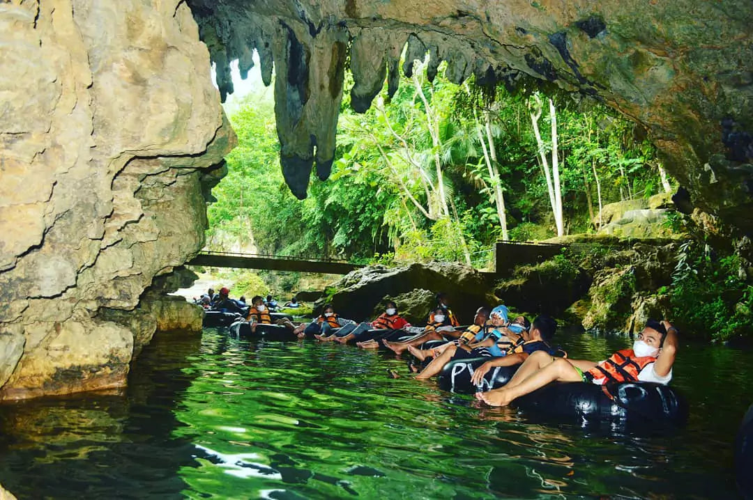 beberapa orang sedang memasuki goa pindul menggunakan pelampung ban - image source: https://visitingjogja.jogjaprov.go.id/wp-content/uploads/2021/04/168663392_206038617963161_6135992706372757314_n.jpg