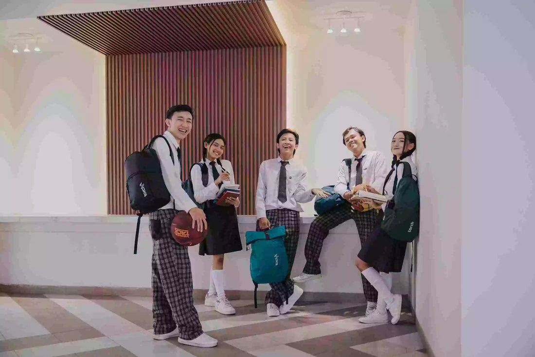 sekumpulan orang sedang berfoto di koridor sekolah