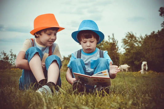 dua anak sedang duduk sambil membaca buku, image source: https://images.pexels.com/photos/1094072/pexels-photo-1094072.jpeg?auto=compress&cs=tinysrgb&w=1260&h=750&dpr=1