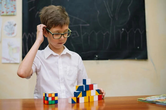 seorang anak sedang bermain rubik, image source: https://img.freepik.com/free-photo/thoughtful-boy-with-puzzle-toys_23-2147663957.jpg?t=st=1719092405~exp=1719096005~hmac=ba4af405473d37bcd212192bb94f1278c747344a109e5fd28b51074d164b4370&w=740