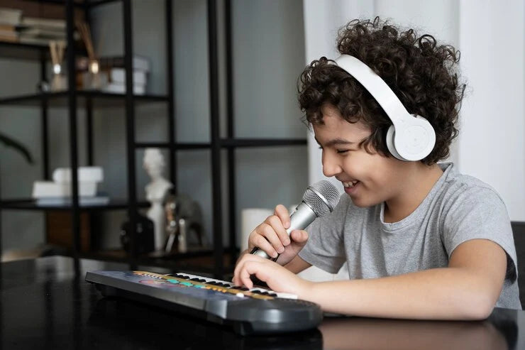 seorang anak sedang belajar bermain alat musik, image source: https://img.freepik.com/free-photo/young-kid-playing-music_23-2149432857.jpg?t=st=1719137880~exp=1719141480~hmac=76bbf63814c2b2349e6cadf62ba8087263c29386d4171d3b0d8bd51b1cc283c9&w=740