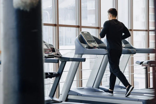 seseorang sedang berlari diatas mesin treadmil