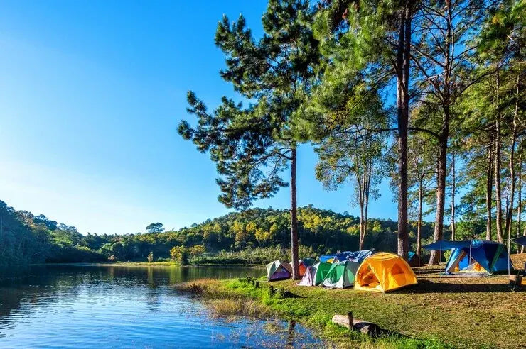 suasana camping di tepi sungai saat pagi hari