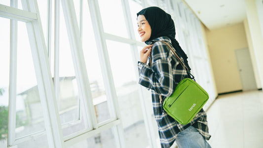 Tote Bag vs Sling Bag: Mana Tas Wanita yang Paling Pas untuk Kuliah?