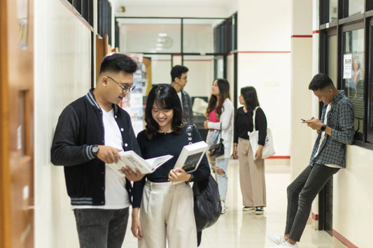 orang orang kuliah sedang berkerumun di lorong